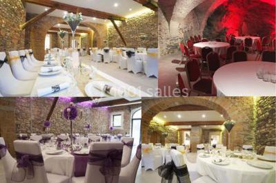 Tente blanche avec mobilier de jardin noir sur tapis rouge, installée devant une entrée vitrée d'un bâtiment beige.