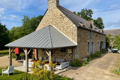 Un couple de mariés ému écoute un joueur de cornemuse, entouré d'invités applaudissant dans une salle lumineuse.