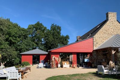Un couple de mariés ému écoute un joueur de cornemuse, entouré d'invités applaudissant dans une salle lumineuse.
