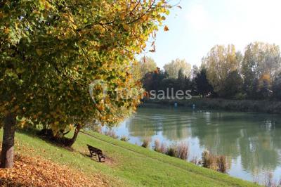 Borne photo interactive sur pied avec écran lumineux, placée à côté d'une mallette noire dans un environnement intérieur.
