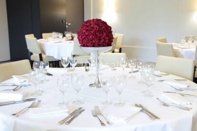 Borne photo interactive sur pied avec écran lumineux, placée à côté d'une mallette noire dans un environnement intérieur.