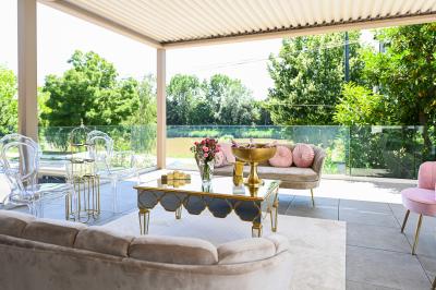 Borne photo interactive sur pied avec écran lumineux, placée à côté d'une mallette noire dans un environnement intérieur.