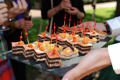 Borne photo interactive sur pied avec écran lumineux, placée à côté d'une mallette noire dans un environnement intérieur.