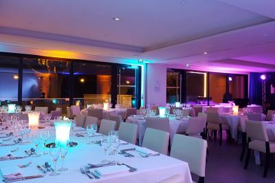 Borne photo interactive sur pied avec écran lumineux, placée à côté d'une mallette noire dans un environnement intérieur.