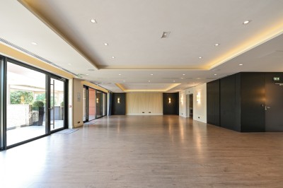 Borne photo interactive sur pied avec écran lumineux, placée à côté d'une mallette noire dans un environnement intérieur.