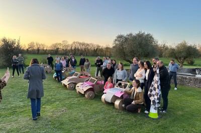 Miniature Location salle Benon (Charente-Maritime) - Abbaye de la Grâce-Dieu #5 Salon lumineux avec murs blancs, plafond voûté, cheminée centrale, meubles anciens et canapés gris.