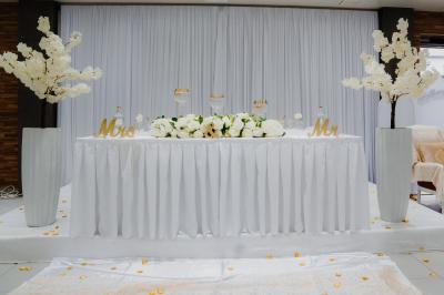 Intérieur d'un véhicule haut de gamme avec volant, tableau de bord et finitions en bois et cuir clair.