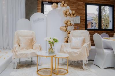 Intérieur d'un véhicule haut de gamme avec volant, tableau de bord et finitions en bois et cuir clair.