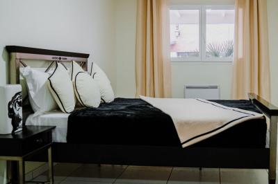 Intérieur d'un véhicule haut de gamme avec volant, tableau de bord et finitions en bois et cuir clair.