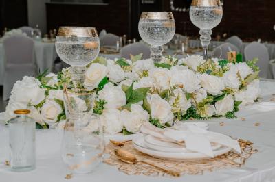 Intérieur d'un véhicule haut de gamme avec volant, tableau de bord et finitions en bois et cuir clair.