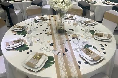 Intérieur d'un véhicule haut de gamme avec volant, tableau de bord et finitions en bois et cuir clair.