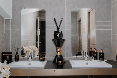 Intérieur d'un véhicule haut de gamme avec volant, tableau de bord et finitions en bois et cuir clair.