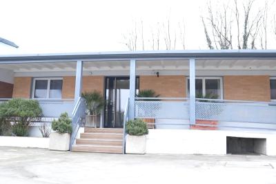 Intérieur d'un véhicule haut de gamme avec volant, tableau de bord et finitions en bois et cuir clair.