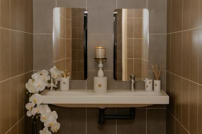 Intérieur d'un véhicule haut de gamme avec volant, tableau de bord et finitions en bois et cuir clair.