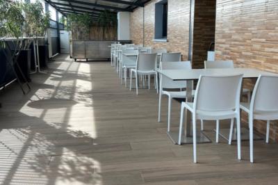 Intérieur d'un véhicule haut de gamme avec volant, tableau de bord et finitions en bois et cuir clair.