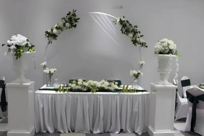 Intérieur d'un véhicule haut de gamme avec volant, tableau de bord et finitions en bois et cuir clair.