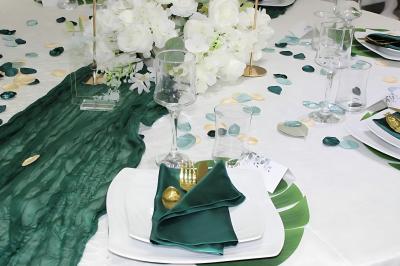 Intérieur d'un véhicule haut de gamme avec volant, tableau de bord et finitions en bois et cuir clair.