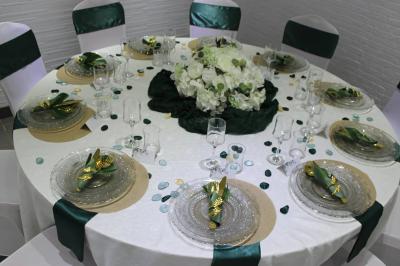 Intérieur d'un véhicule haut de gamme avec volant, tableau de bord et finitions en bois et cuir clair.