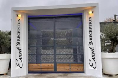 Intérieur d'un véhicule haut de gamme avec volant, tableau de bord et finitions en bois et cuir clair.