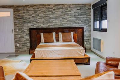 Intérieur d'un véhicule haut de gamme avec volant, tableau de bord et finitions en bois et cuir clair.