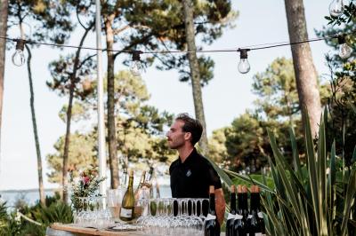 Bar animé avec des lumières colorées, des clients discutant et des paniers suspendus en décoration.