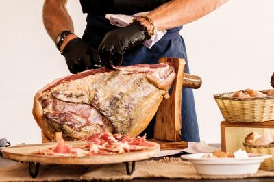 Bar animé avec des lumières colorées, des clients discutant et des paniers suspendus en décoration.