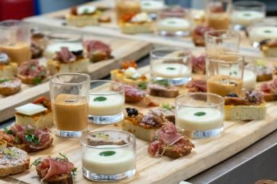 Bar animé avec des lumières colorées, des clients discutant et des paniers suspendus en décoration.