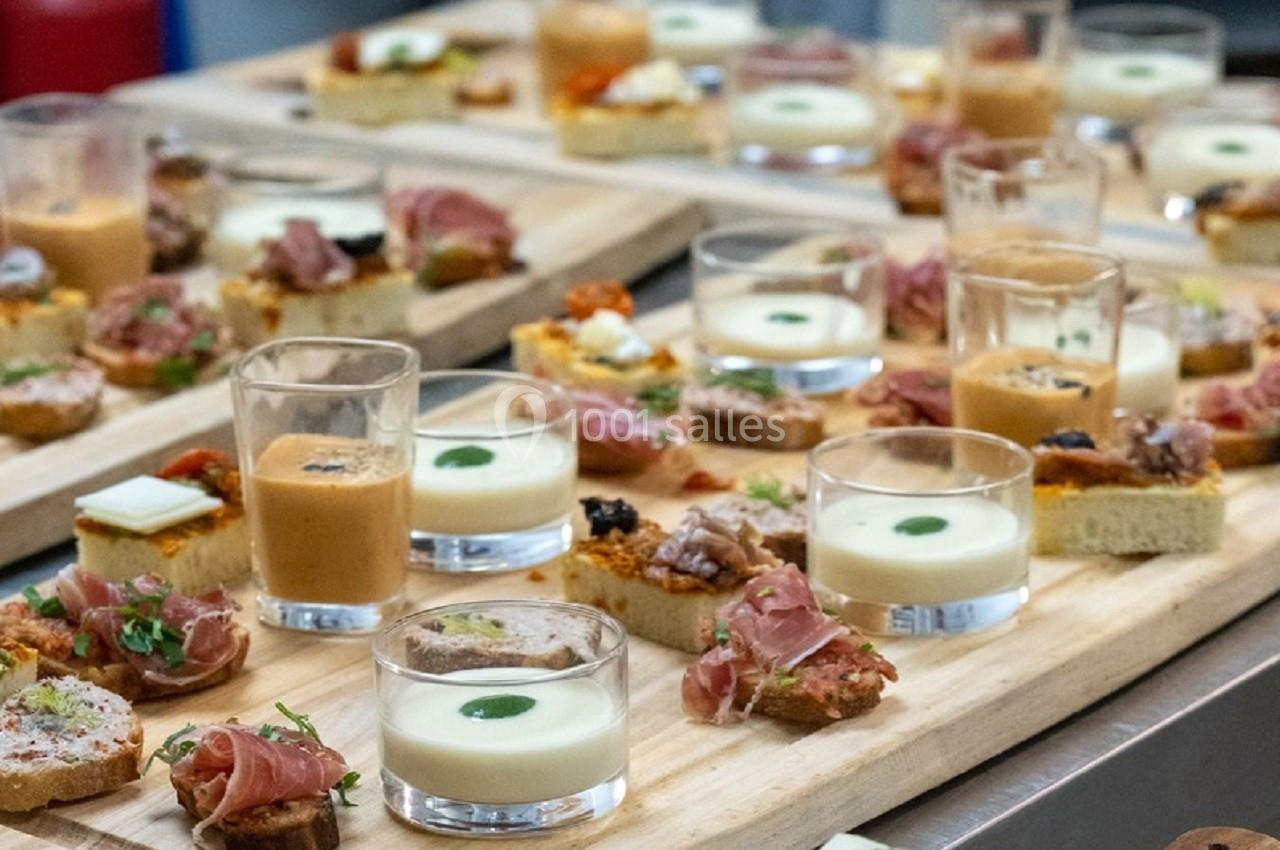 Plateaux en bois garnis de verrines, toasts et amuse-bouches variés, disposés pour un service ou un buffet.