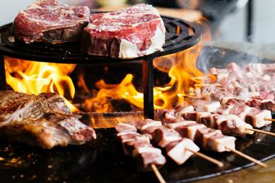 Bar animé avec des lumières colorées, des clients discutant et des paniers suspendus en décoration.