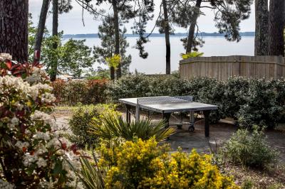 Bar animé avec des lumières colorées, des clients discutant et des paniers suspendus en décoration.