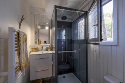 Bar animé avec des lumières colorées, des clients discutant et des paniers suspendus en décoration.