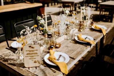 Bar animé avec des lumières colorées, des clients discutant et des paniers suspendus en décoration.