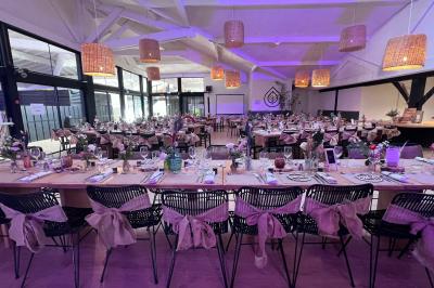 Bar animé avec des lumières colorées, des clients discutant et des paniers suspendus en décoration.