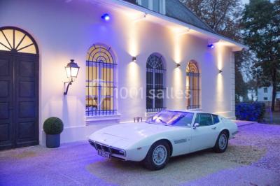 Buffet de petit-déjeuner avec viennoiseries, pain, confiture et grille-pain, devant une fenêtre et des fleurs décoratives.