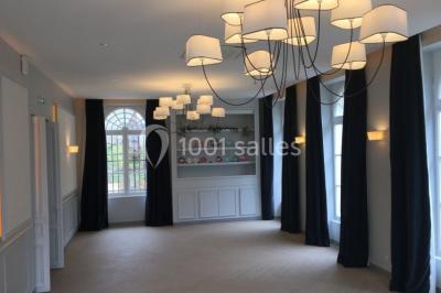 Véhicule tout-terrain rouge stationné sur des marches en pierre devant un bâtiment avec de grandes fenêtres.