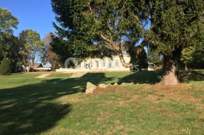 Véhicule tout-terrain rouge stationné sur des marches en pierre devant un bâtiment avec de grandes fenêtres.