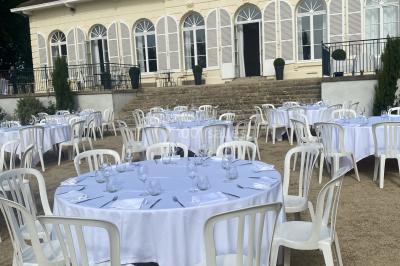 Véhicule tout-terrain rouge stationné sur des marches en pierre devant un bâtiment avec de grandes fenêtres.
