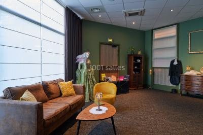 Salle de restaurant lumineuse avec des tables en bois, chaises bleues et grandes fenêtres laissant entrer la lumière…