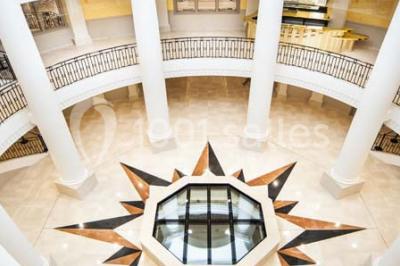 Miniature Location salle Le Plessis-Robinson (Hauts-de-Seine) - La Maison des Arts #4 Salle spacieuse avec parquet en bois clair, colonnes blanches, plafonds ondulés et luminaires suspendus.