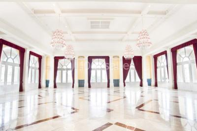 Miniature Location salle Le Plessis-Robinson (Hauts-de-Seine) - La Maison des Arts #2 Salle spacieuse avec parquet en bois clair, colonnes blanches, plafonds ondulés et luminaires suspendus.