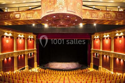 Miniature Location salle Le Plessis-Robinson (Hauts-de-Seine) - La Maison des Arts #7 Salle spacieuse avec parquet en bois clair, colonnes blanches, plafonds ondulés et luminaires suspendus.