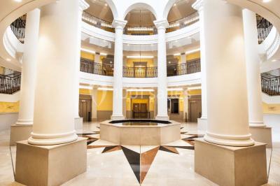 Miniature Location salle Le Plessis-Robinson (Hauts-de-Seine) - La Maison des Arts #3 Salle spacieuse avec parquet en bois clair, colonnes blanches, plafonds ondulés et luminaires suspendus.