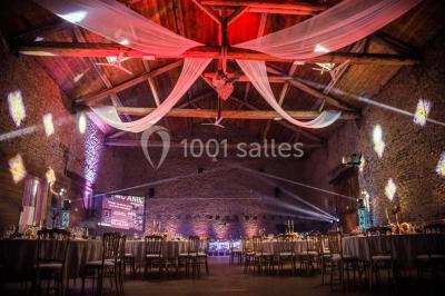 Assiette composée de salade verte, magret de canard fumé, légumes croquants, foie gras sur toast et tranche de jambon.