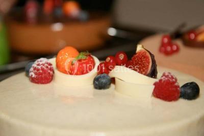Assiette composée de salade verte, magret de canard fumé, légumes croquants, foie gras sur toast et tranche de jambon.