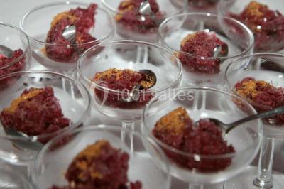 Assiette composée de salade verte, magret de canard fumé, légumes croquants, foie gras sur toast et tranche de jambon.