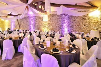 Assiette composée de salade verte, magret de canard fumé, légumes croquants, foie gras sur toast et tranche de jambon.