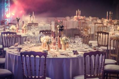 Assiette composée de salade verte, magret de canard fumé, légumes croquants, foie gras sur toast et tranche de jambon.