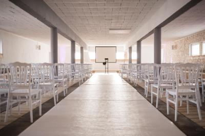 Assiette composée de salade verte, magret de canard fumé, légumes croquants, foie gras sur toast et tranche de jambon.