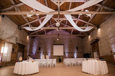 Assiette composée de salade verte, magret de canard fumé, légumes croquants, foie gras sur toast et tranche de jambon.