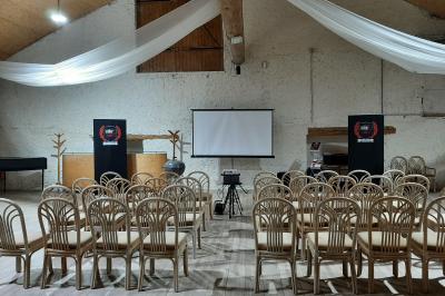 Assiette composée de salade verte, magret de canard fumé, légumes croquants, foie gras sur toast et tranche de jambon.